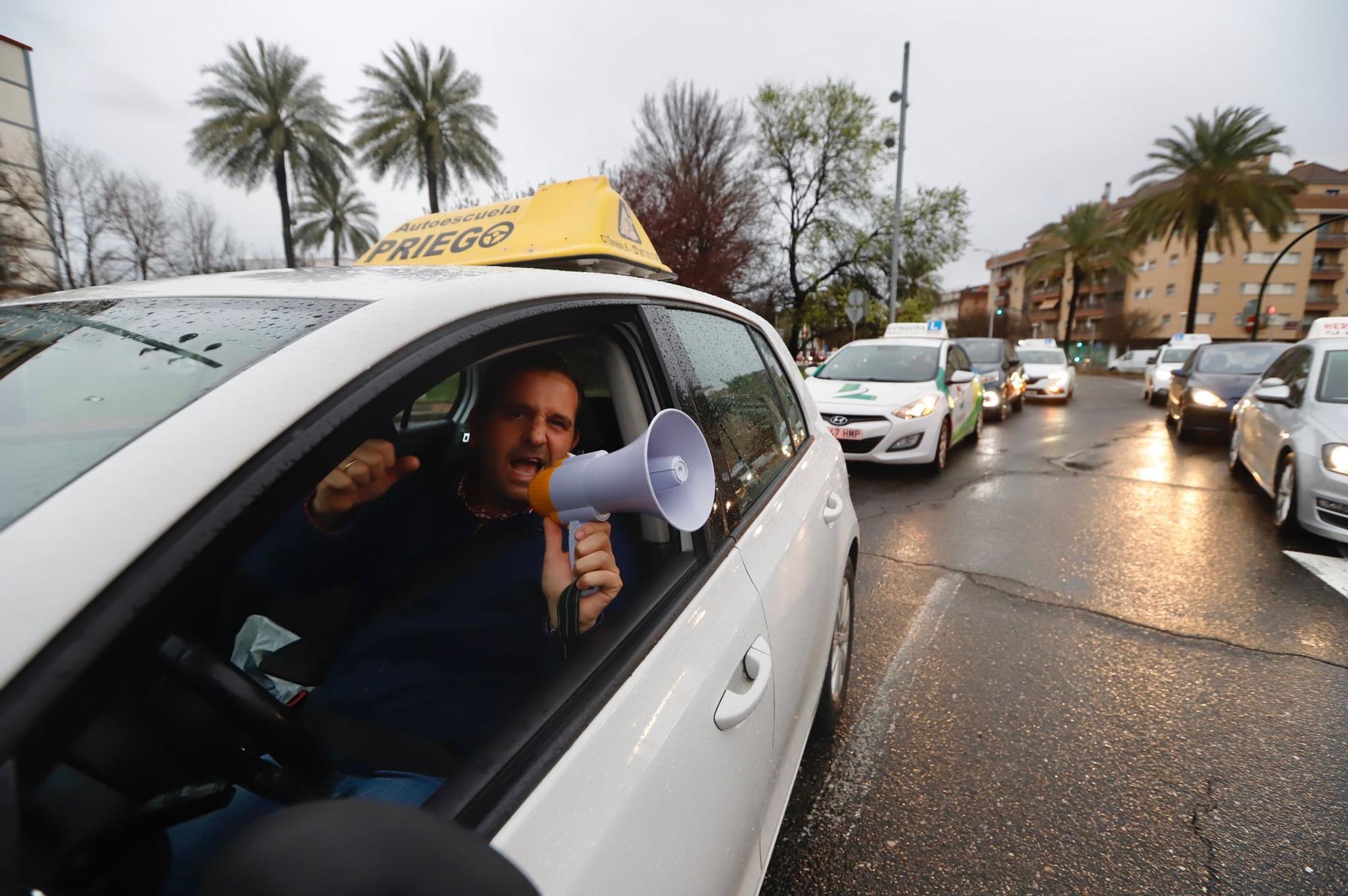 Las autoescuelas de Córdoba protestan para conseguir más exámenes