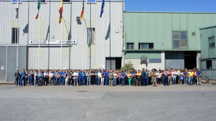 Los compañeros del fallecido realizando el minuto de silencio.