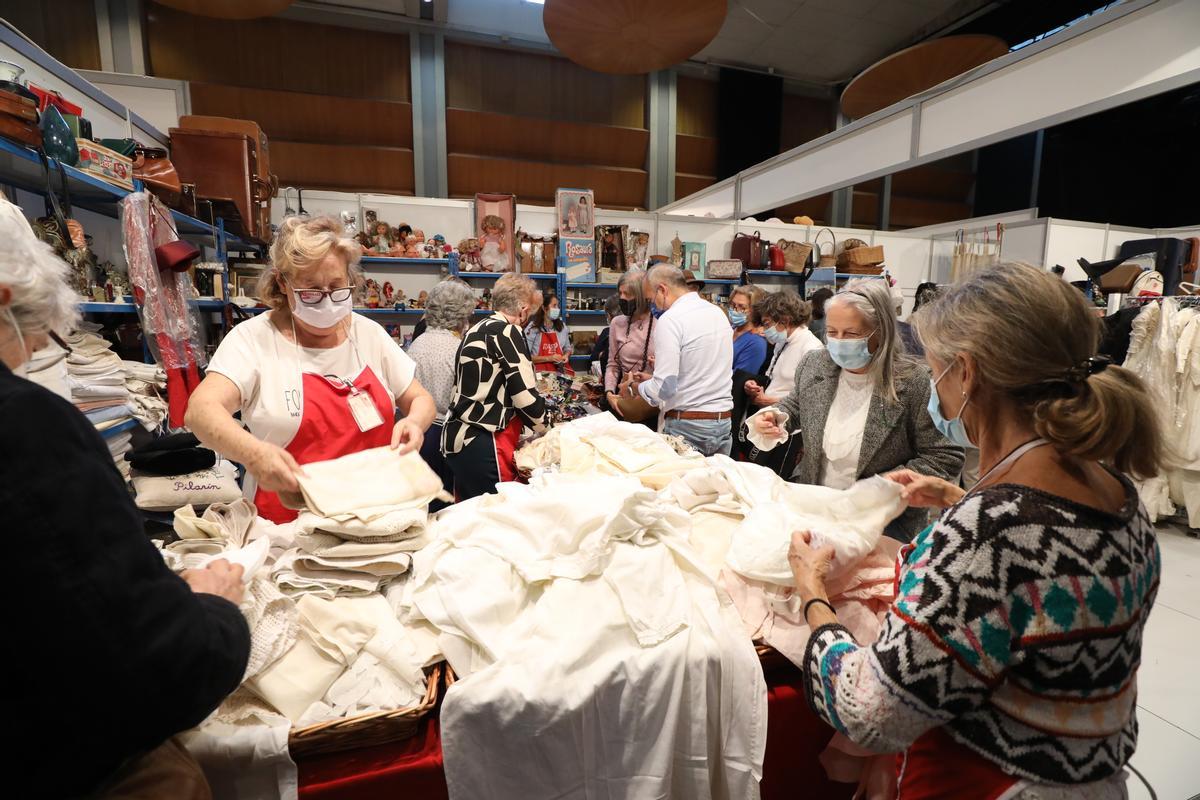 Unas mujeres venden productos en un stand de la pasada edición del Rastrillo Aragón