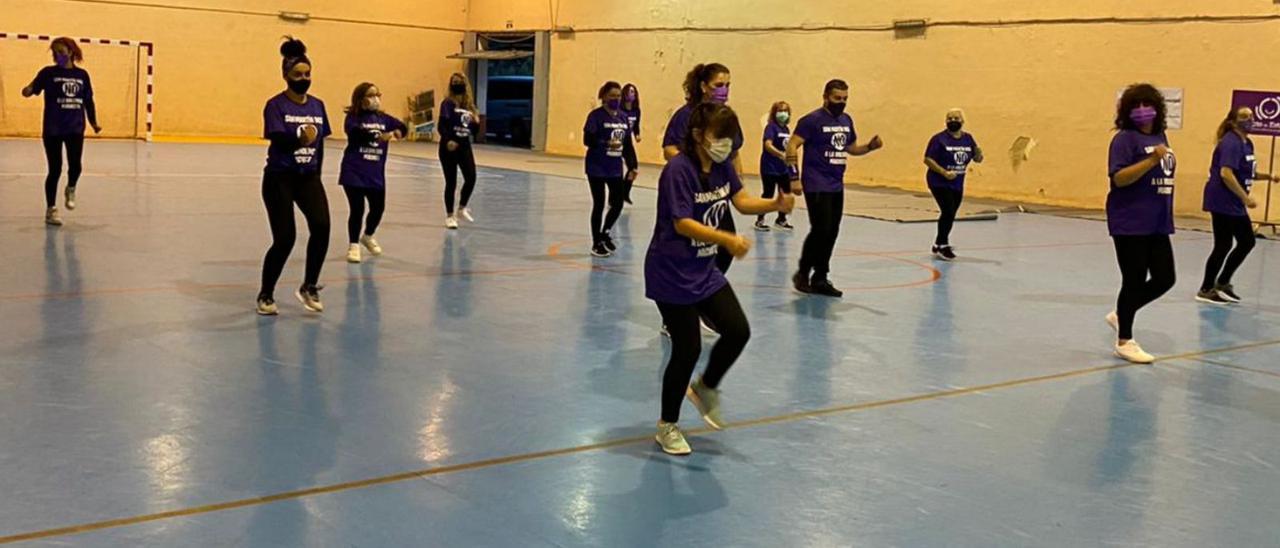 La exhibición de baile que tuvo lugar en el polideportivo de El Entrego. | Vivas