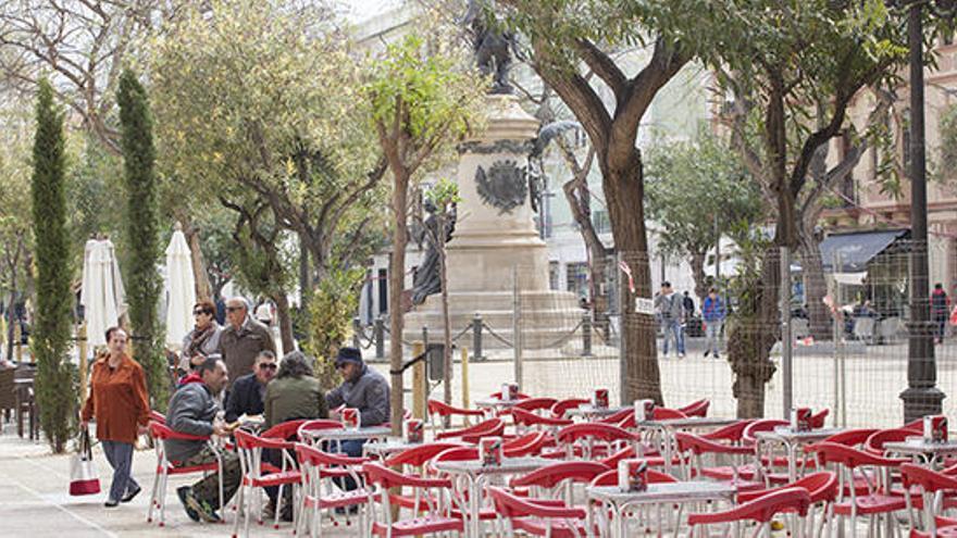 Vista del paseo de Vara de Rey, dominado por las terrazas de bares, restaurantes y cafeterías.