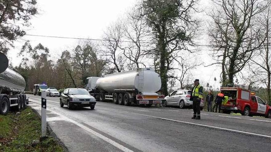 Los tres vehículos siniestrados ayer entre A Estrada y Cuntis, junto al cruce de Guimarei sito al pasar la recta de A Anllada. // Bernabé / Cris M.V.