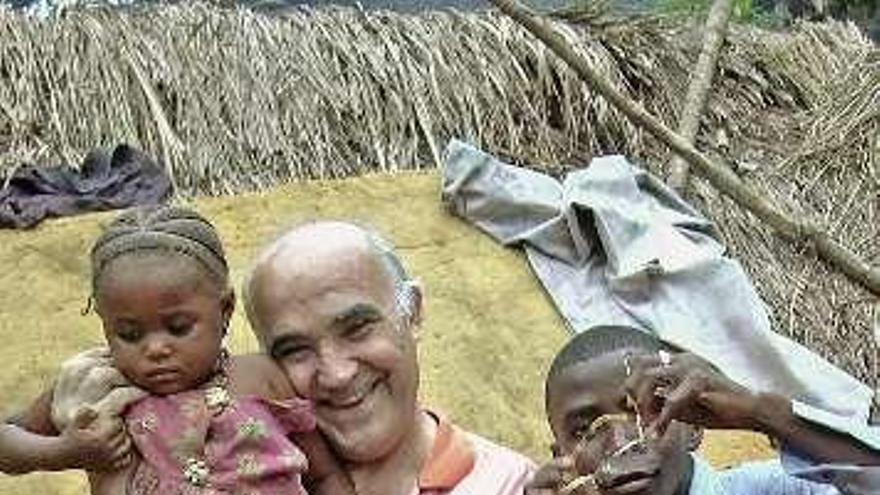 García, con niños, en Sierra Leona.