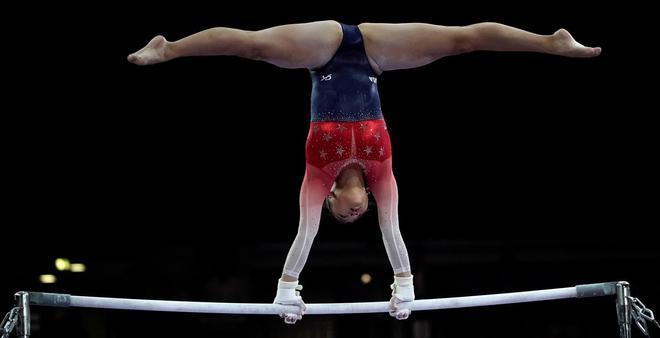 Sunisa Lee de EE. UU. compite en la final del equipo femenino de bares Uneven en el Campeonato Mundial de Gimnasia Artística FIG en Stuttgart, Alemania.