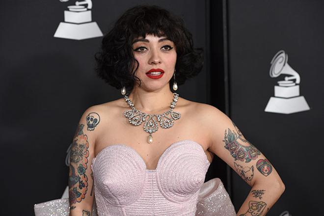 Mon Laferte durante la alfombra roja de los Grammy Latinos