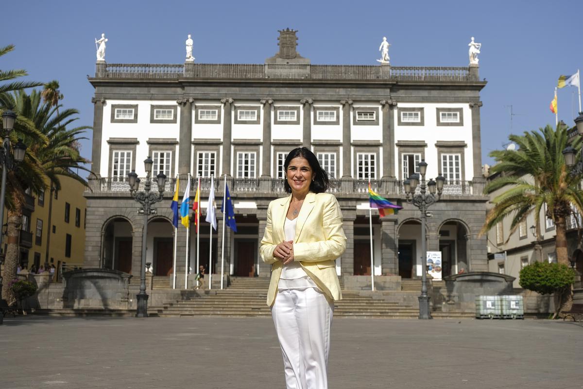 La alcaldesa de Las Palmas de Gran Canaria, Carolina Darias, frente a las Casas Consistoriales de la plaza de Santa Ana, esta semana.