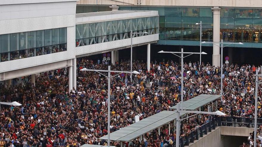 Miles de personas se agolparon en El Prat.