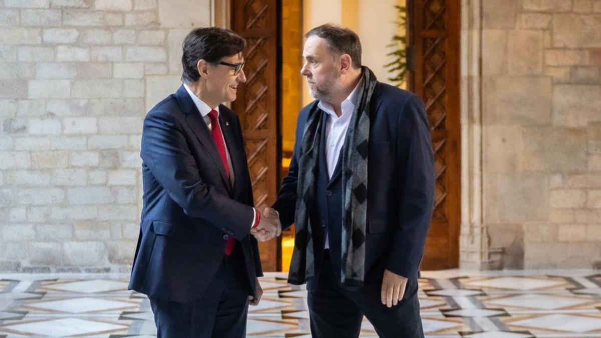 El president, Salvador Illa, rep el líder d’ERC, Oriol Junqueras. | JORDI BORRÁS / ACN