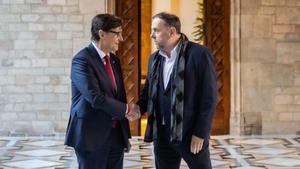 El president, Salvador Illa, rep el líder d’ERC, Oriol Junqueras. | JORDI BORRÁS / ACN