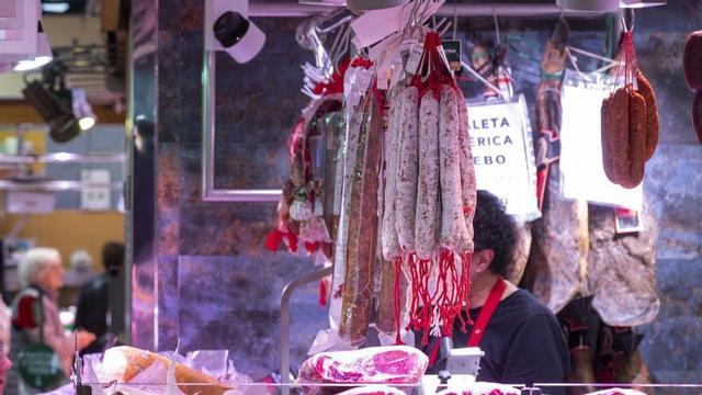 Taulell d’una de les  carnisseries situades  al Mercat de l’Estrella,  situat al barri barceloní de Gràcia, i que està pendent de remodelació des de fa anys. | JORDI COTRINA