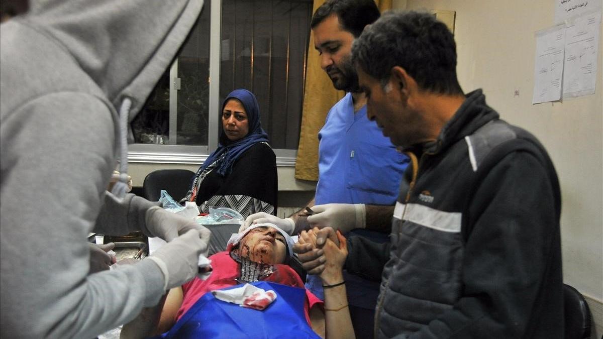 Personal sanitario de un hospital de Damasco atiende a una mujer herida en los ataques israelís en territorio sirio.