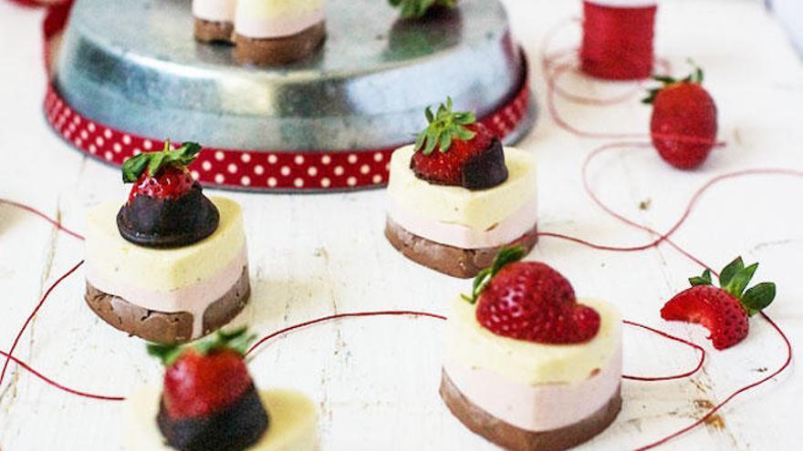 Mousse de chocolate, fresas y vainilla.