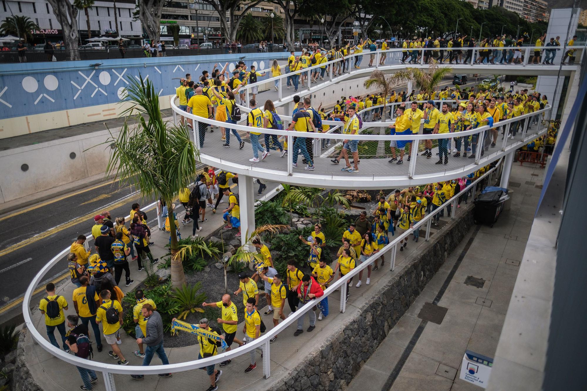 Los hinchas de la UD Las Palmas ya han desembarcado en Tenerife