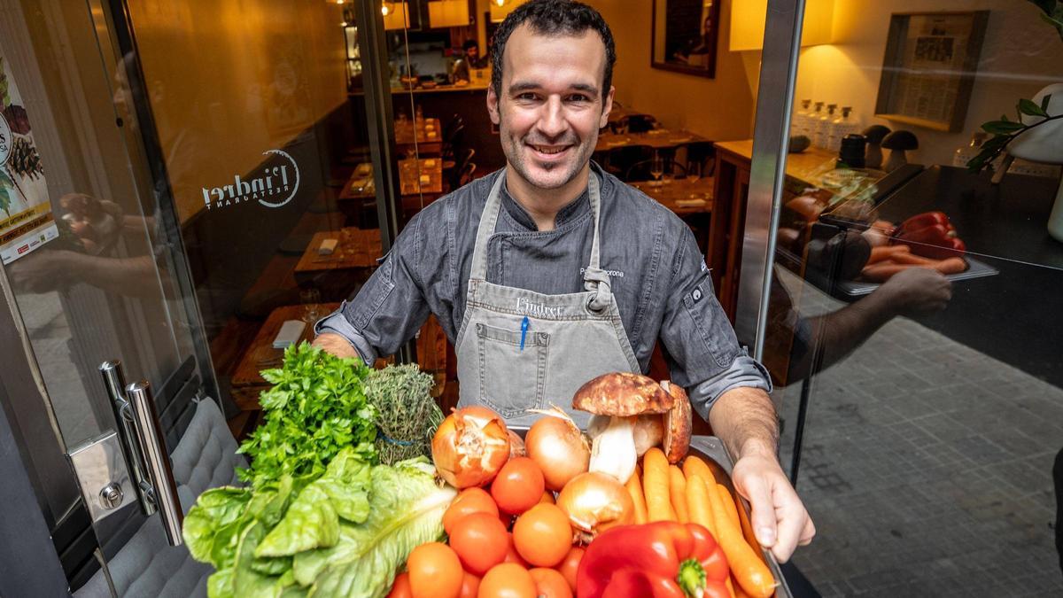 El cocinero Pratcorona, en la puerta de L'Indret.