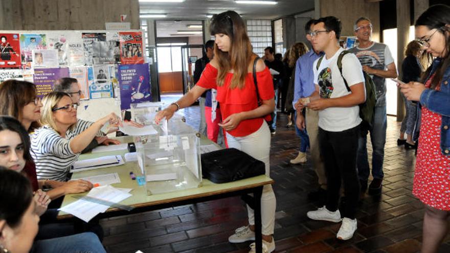 Un momento de la votación que tuvo lugar ayer en la ULL para elegir nueva rectora.