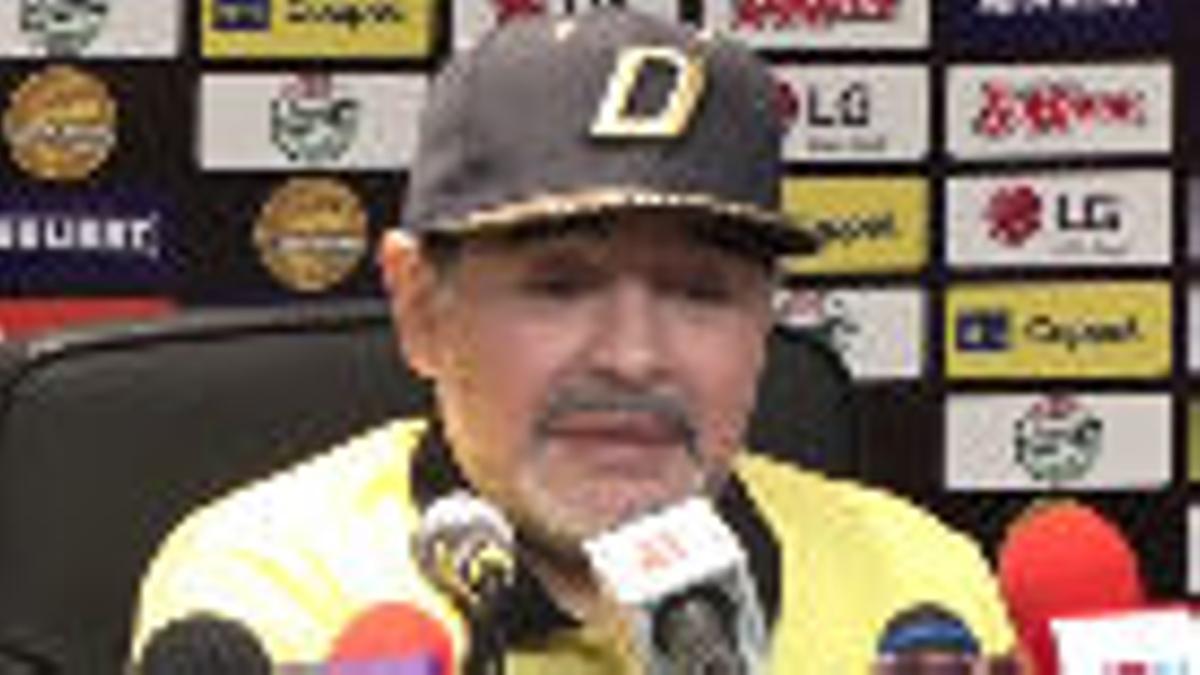 Maradona carga contra Scaloni