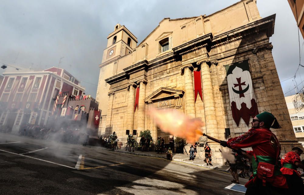 El singular baile moro, la batalla entre los dos bandos con el tiroteo con arcabuces, la Embajada y la procesión centran la jornada