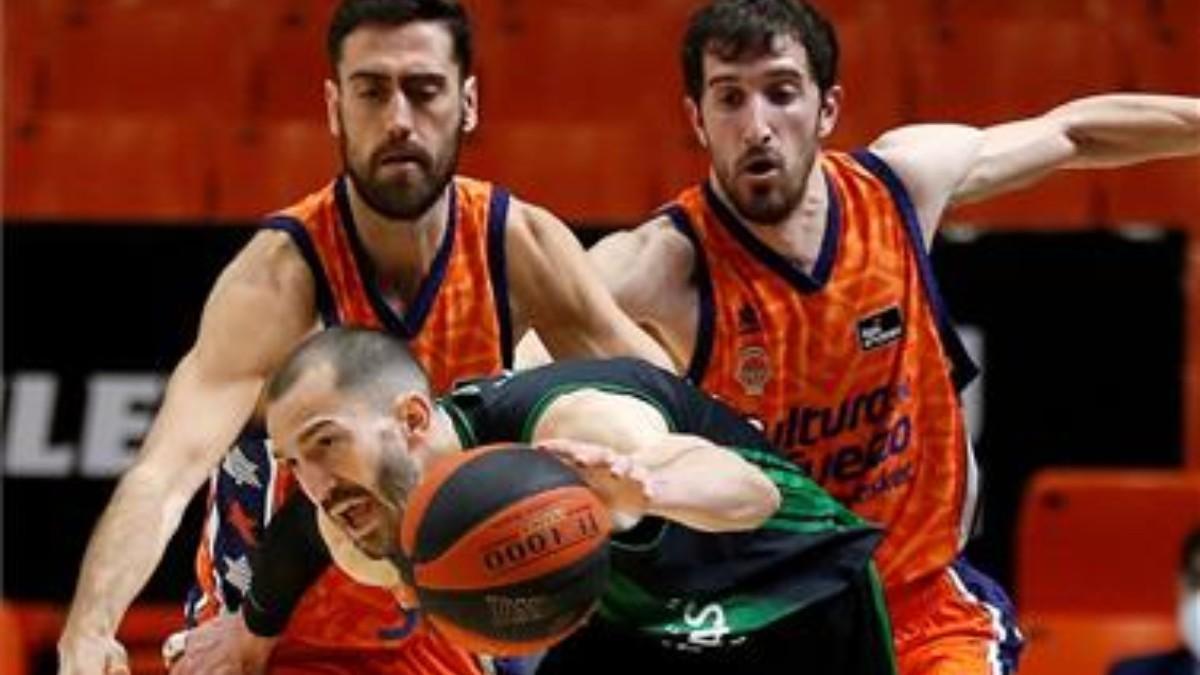 Pau Ribas en un lance del partido contra el Valencia Basket en la Fonteta.