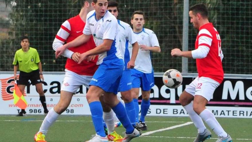 Un momento del derbi disputado ayer en el campo de As Cachizas. // Iñaki Abella