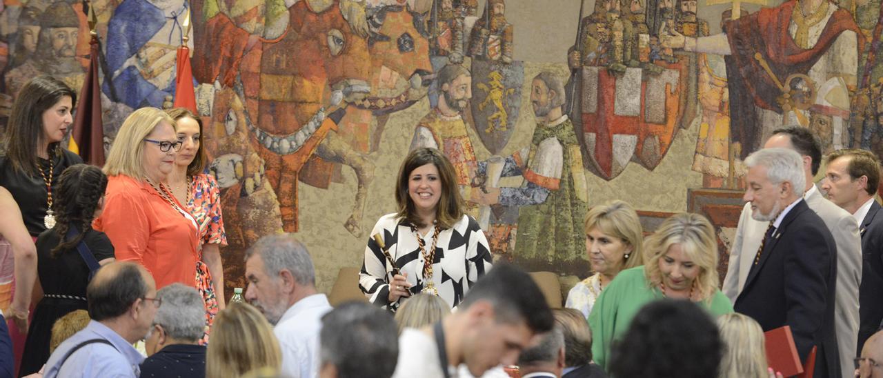 Beatriz Asensio, en el centro de la imagen, tras finalizar la sesión de investidura.