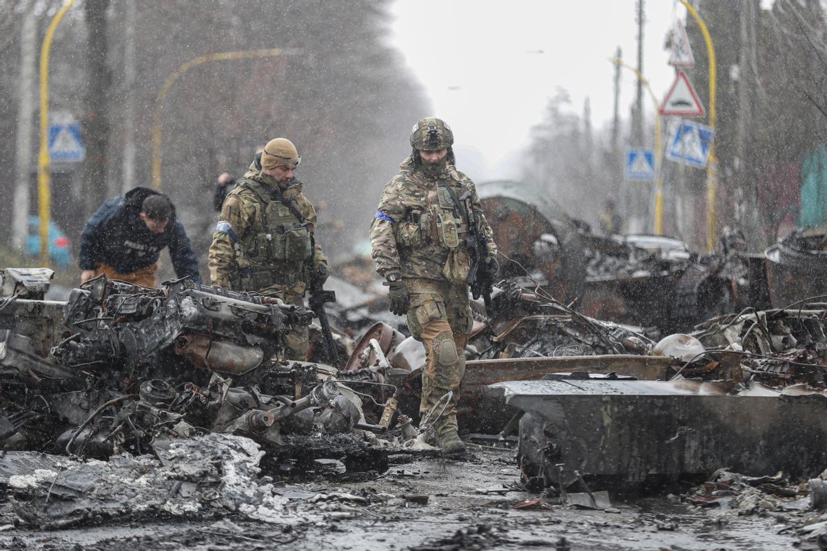 Soldados ucranianos inspeccionan maquinaria rusa destruida por el ejercito ucraniano tras la lucha en la localidad de Bucha.