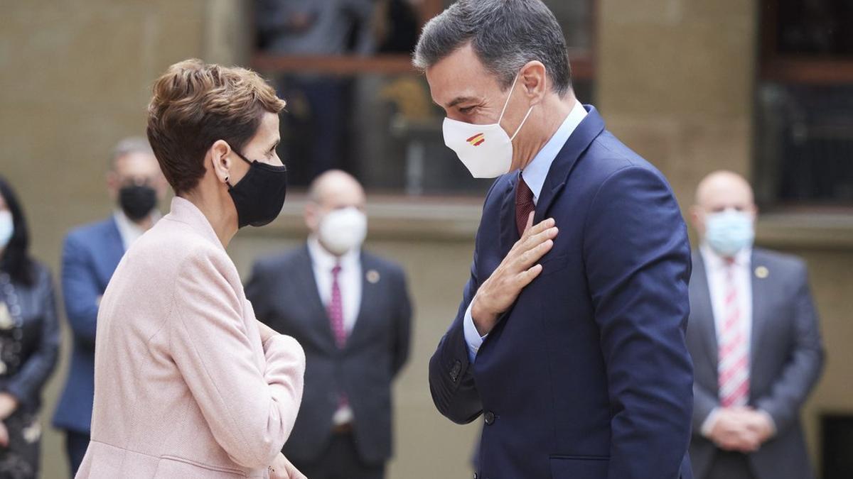 La presidenta de Navarra, María Chivite, recibe a Pedro Sánchez a su llegada a los jardines del palacio foral, sede del Gobierno autonómico, este 13 de noviembre.