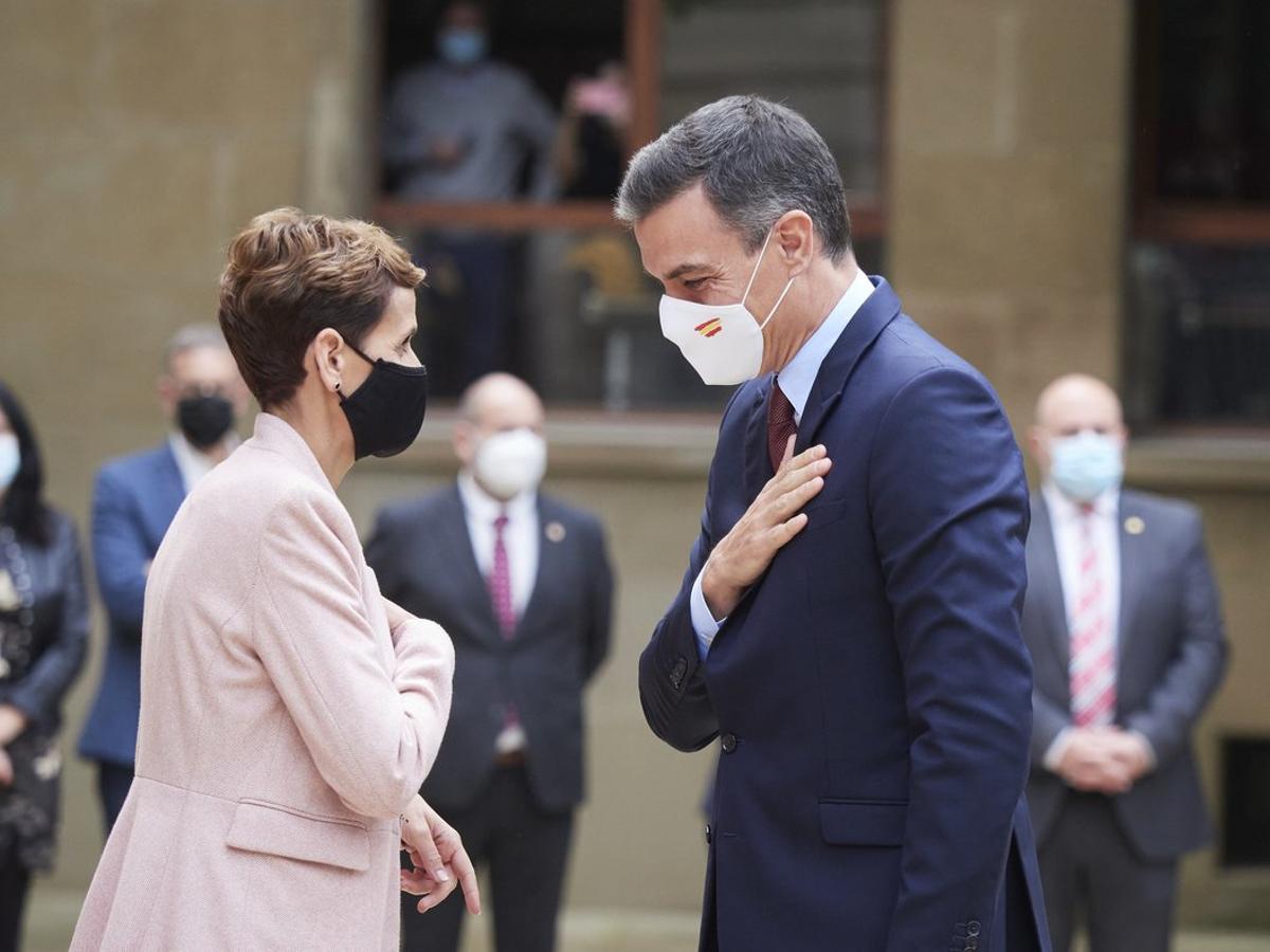 La presidenta de Navarra, MarÃ­a Chivite, recibe a presidente del Gobierno de EspaÃ±a, Pedro SÃ¡nchez, a su llegada a los jardines del Palacio de Navarra, sede del Gobierno foral, en Pamplona, Navarra (EspaÃ±a), a 13 de noviembre de 2020. SÃ¡nchez ha acudido a Pamplona para reunirse con la presidenta y conjunto del Gobierno foral y presentar el Plan de RecuperaciÃ³n, TransformaciÃ³n y Resiliencia de la EconomÃ­a EspaÃ±ola ’EspaÃ±a Puede’, que guiarÃ¡ la ejecuciÃ³n de 72.000 millones de euros de fondos europeos hasta el aÃ±o 2023.