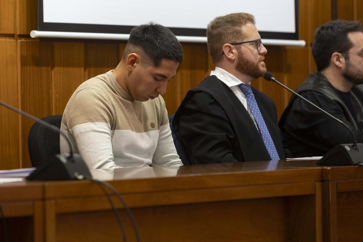 Bryan Luis R. P., en el banquillo en la primera sesión del juicio por el crimen de El Palmar.