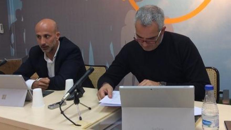 Ferran Fernández i Xavier Serramalera, presentant els resultats del debat intern
