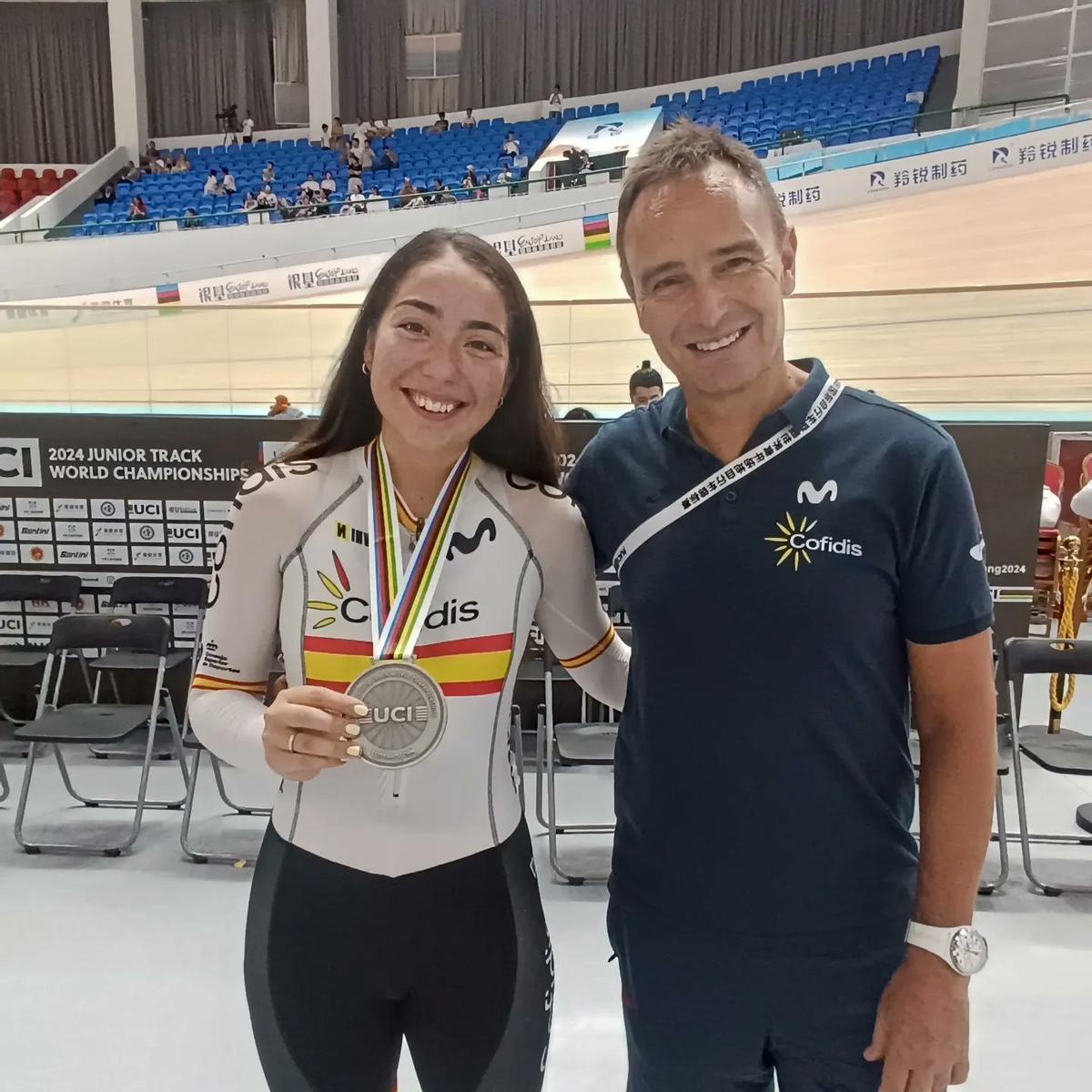 Valentina junto a su entrenador.