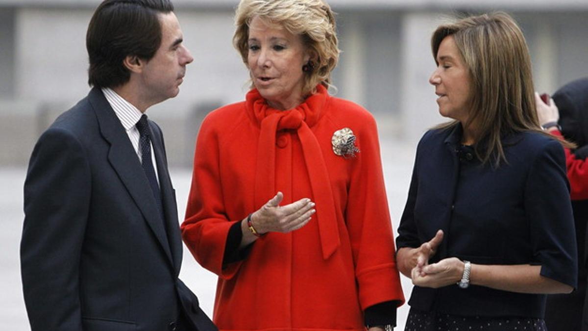 Ana Mato (derecha), junto a Esperanza Aguirre y José María Aznar, este martes, antes de la toma de posesión de Ana Botella.