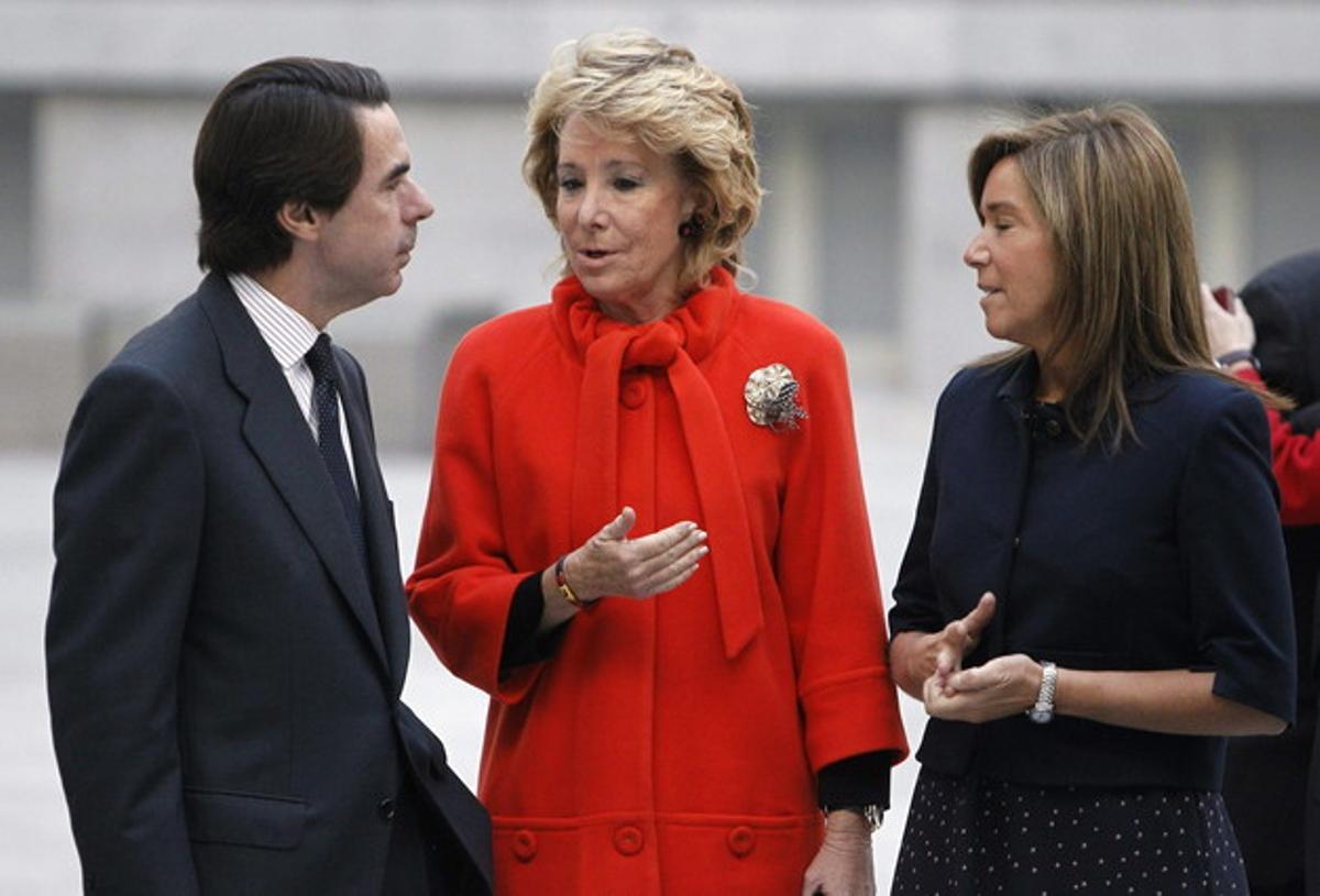 Ana Mato (dreta), amb Esperanza Aguirre i José María Aznar, aquest dimarts, abans de la presa de possessió d’Ana Botella. Ana Mato (dreta), amb Esperanza Aguirre i José María Aznar, aquest dimarts, abans de la presa de possessió d’Ana Botella.