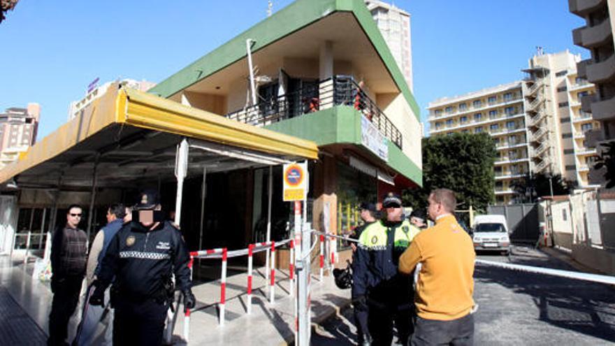 Agentes de policía junto al edificio que ha sido desalojado hoy