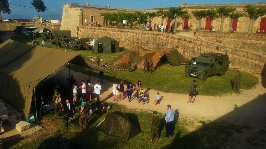 Exposició de material i armes al Castell.