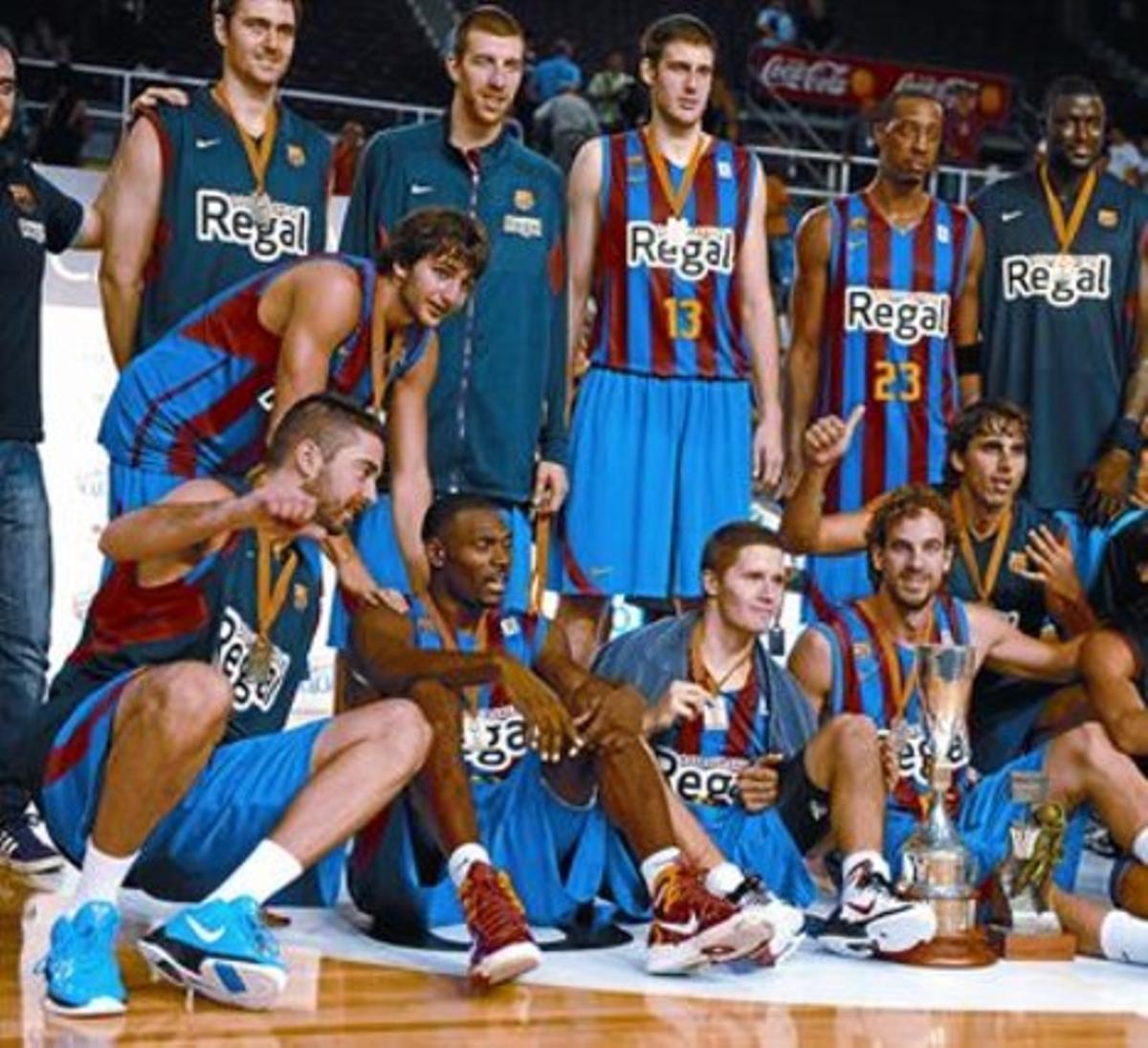 Els jugadors del Barça posen ahir amb el trofeu obtingut al Palau Els jugadors del Barça posen ahir amb el trofeu obtingut al Palau