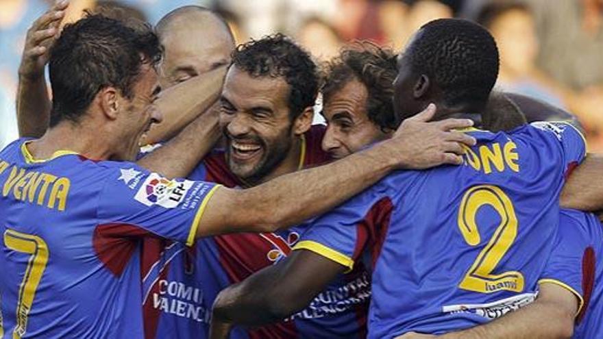 Los jugadores del Levante celebran un gol ante el Málaga, este domingo.