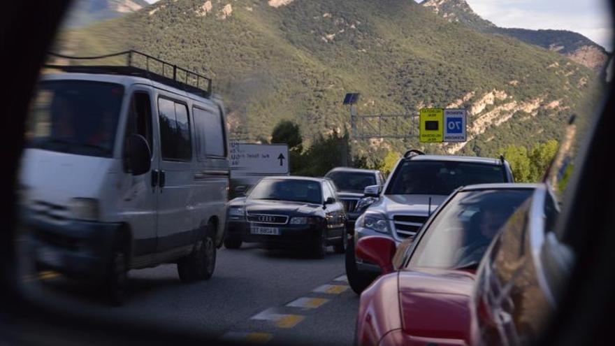 Vehicles aturats en direcció a Barcelona a la C-16, al terme de Cercs, el diumenge 13 de setembre.