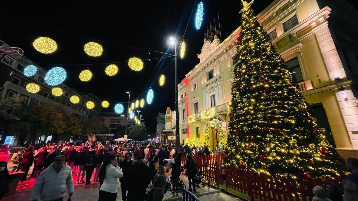 La fachada del Ayuntamiento de L'Hospitalet, iluminada durante las navidades de 2025.