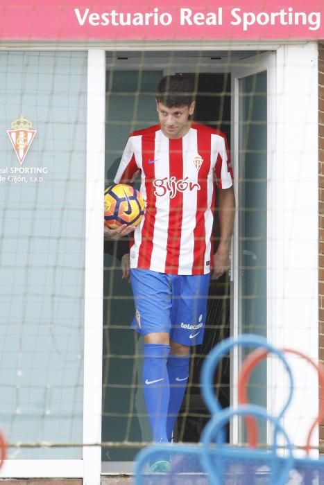 El Sporting presenta a Mikel Vesga