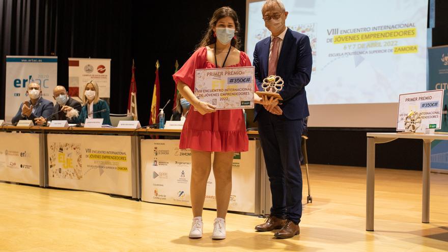 Entrega de uno de los premios a jóvenes emprendedores en el Campus Viriato.