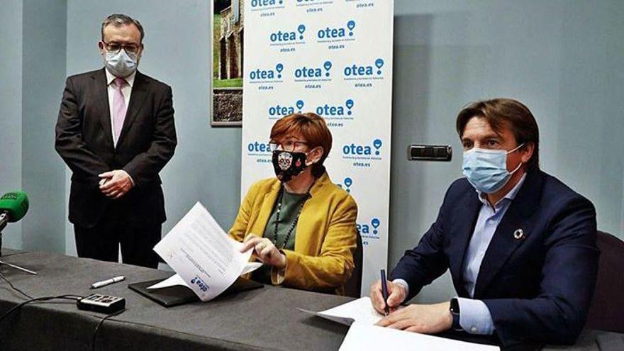 Por la izquierda, Alfredo García Quintana, Silvia Suárez y José Luis Álvarez Almeida durante la firma del convenio de colaboración de Otea y Oviedo Congresos hace unos meses.