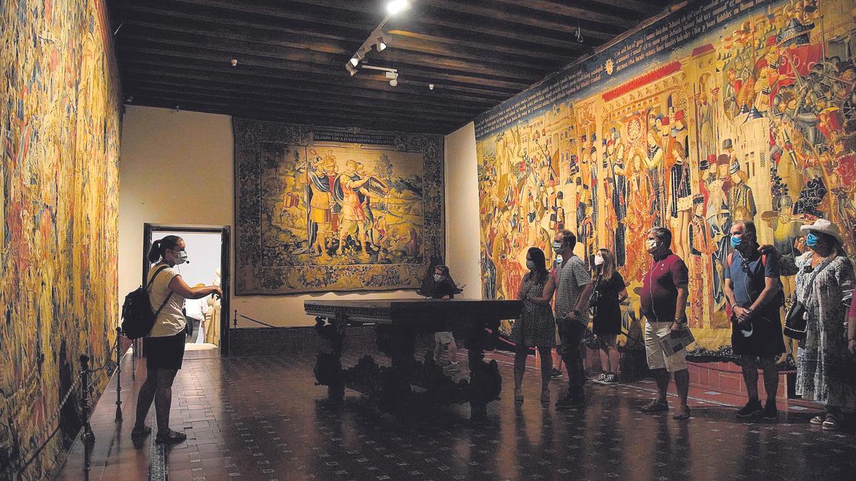 Visita guiada por el Museo Catedralicio de Zamora, con parada en el salón de tapices.