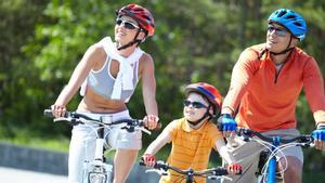 Personas haciendo turismo en bicicleta.