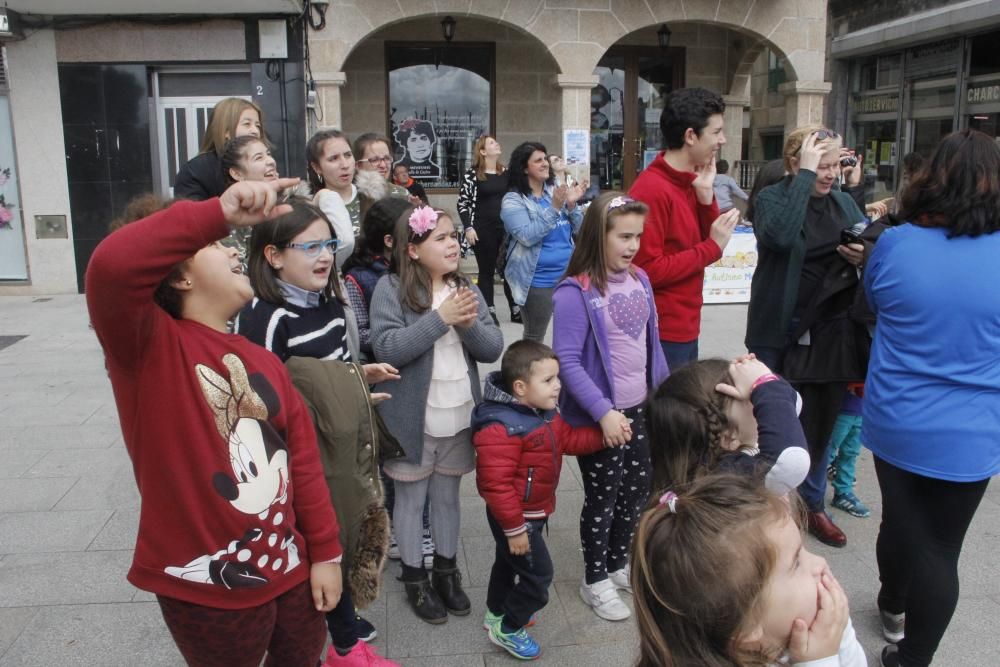 Hubo una suelta de globos azules con dibujos de niños y exhibición de hip hop