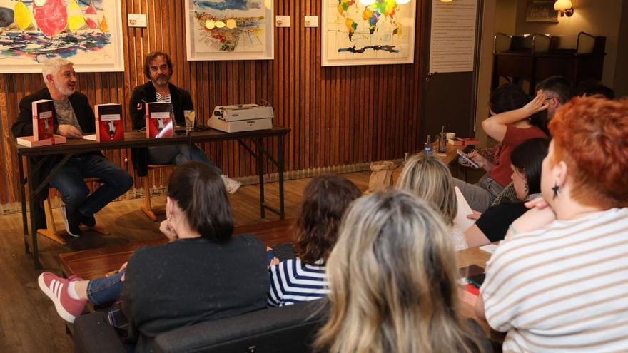 Fran Alonso e Pedro Feijoo, no encontro con bookinstagrammers en Vigo. | José Lores