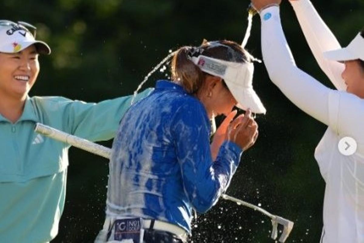 Las compañeras de Wang celebran la victoria de la jugadora china en el green del 18 en el TPC de Boston