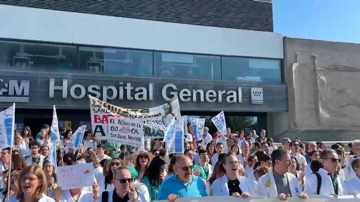 Concentración de médicos y enfermeros a las puertas del Hospital de la Paz