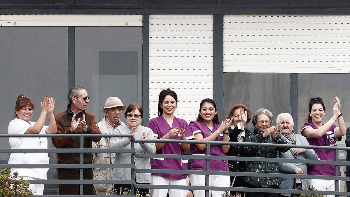 Algunos de los trabajadores y ancianos de la residencia San Jerónimo de Estella que se han confinado juntos para evitar los contagios, el pasado 24 de marzo