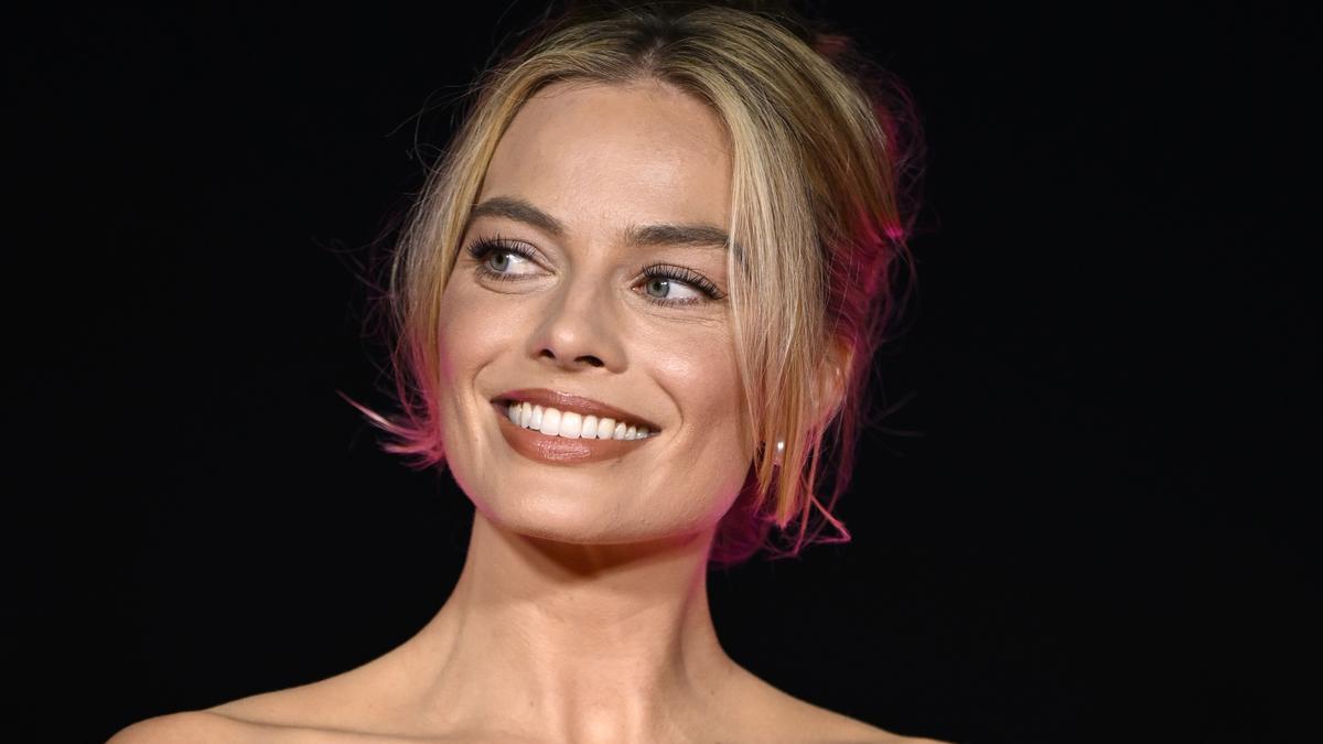 Al enésimo 'look' de Margot Robbie como Barbie no le faltan perlas y guantes de ópera