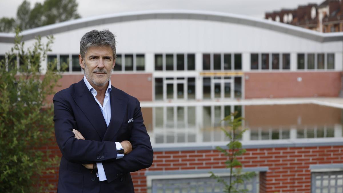 El presidente saliente del Club Natación Ciudad de Oviedo, Armando Pastur, con las piscinas del Parque del Oeste a sus espaldas.